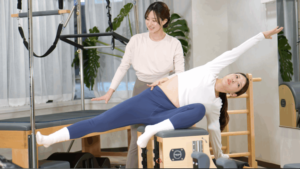 マシンピラティスで体幹を鍛える女性