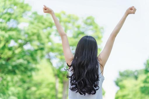 ピラティスの評判に満足している女性のイメージ画像