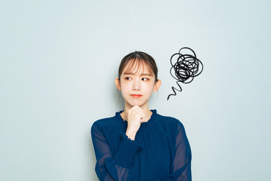 ピラティスの評判に悩んでいる女性のイメージ画像
