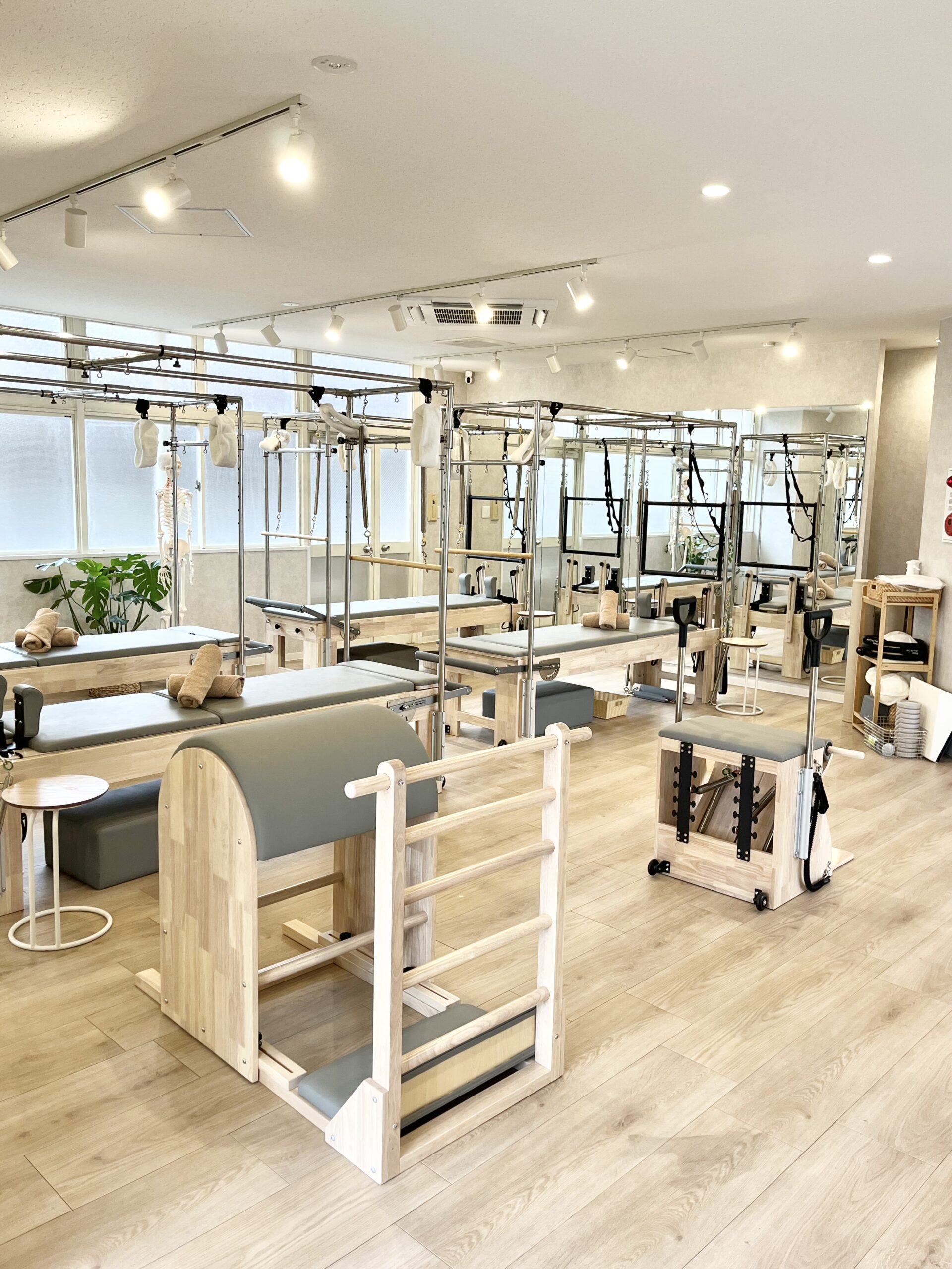 大きな窓と専用マシンが揃う清潔な松江店スタジオ