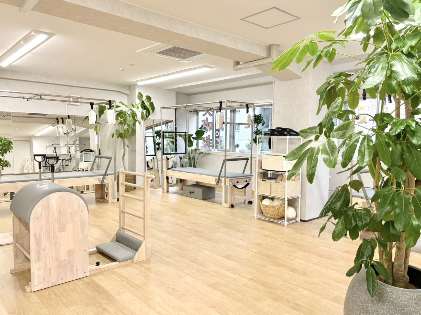 大きな窓と専用マシンが揃う清潔な札幌店スタジオ