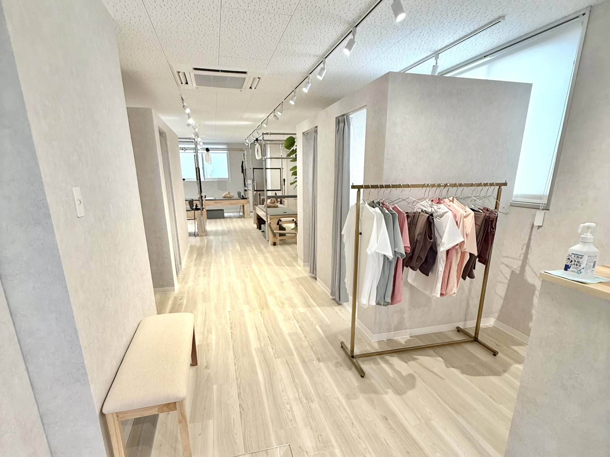 大きな窓と専用マシンが揃う清潔な小倉店スタジオ