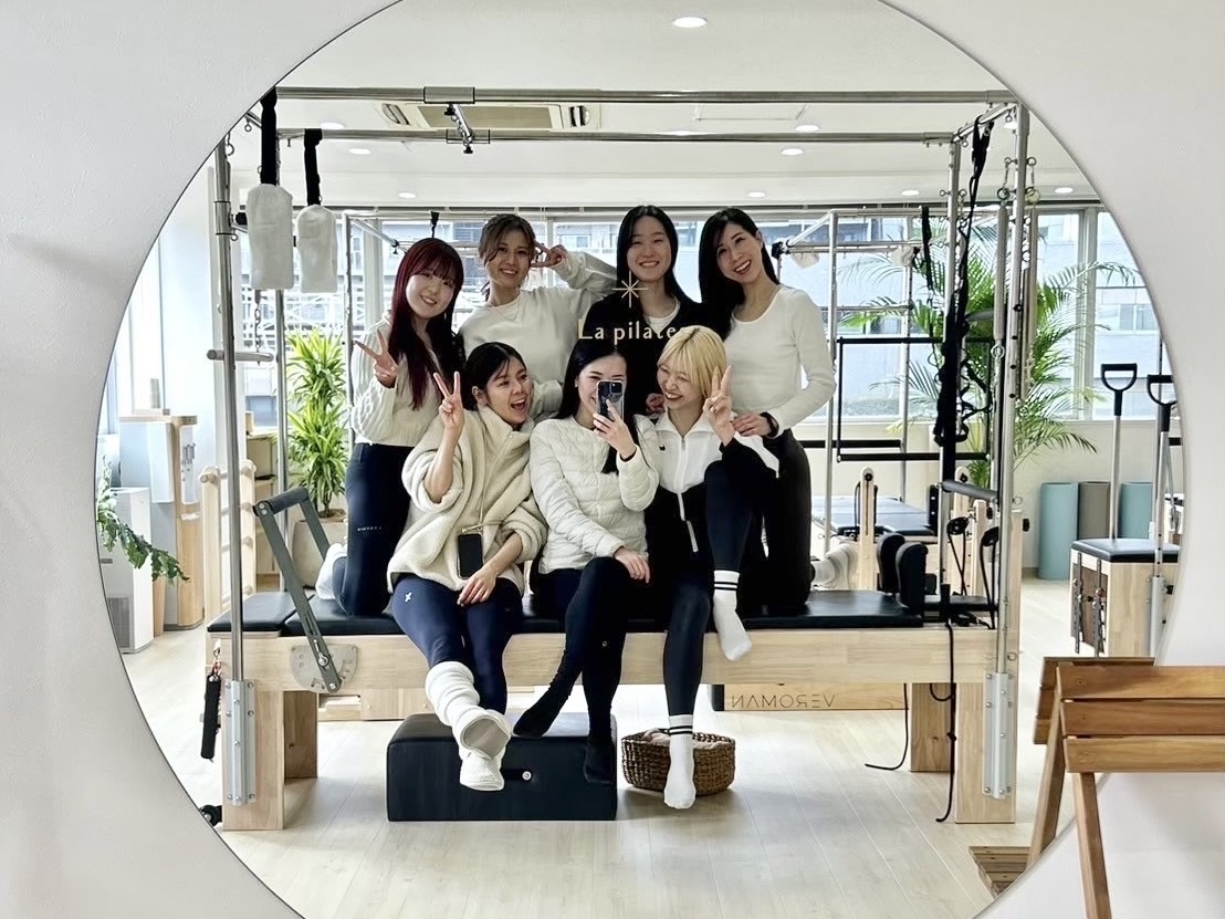 La pilatesで働く女性スタッフ