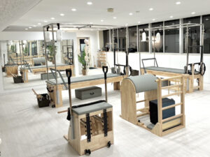 大きな窓と専用マシンが揃う清潔な仙台店スタジオ