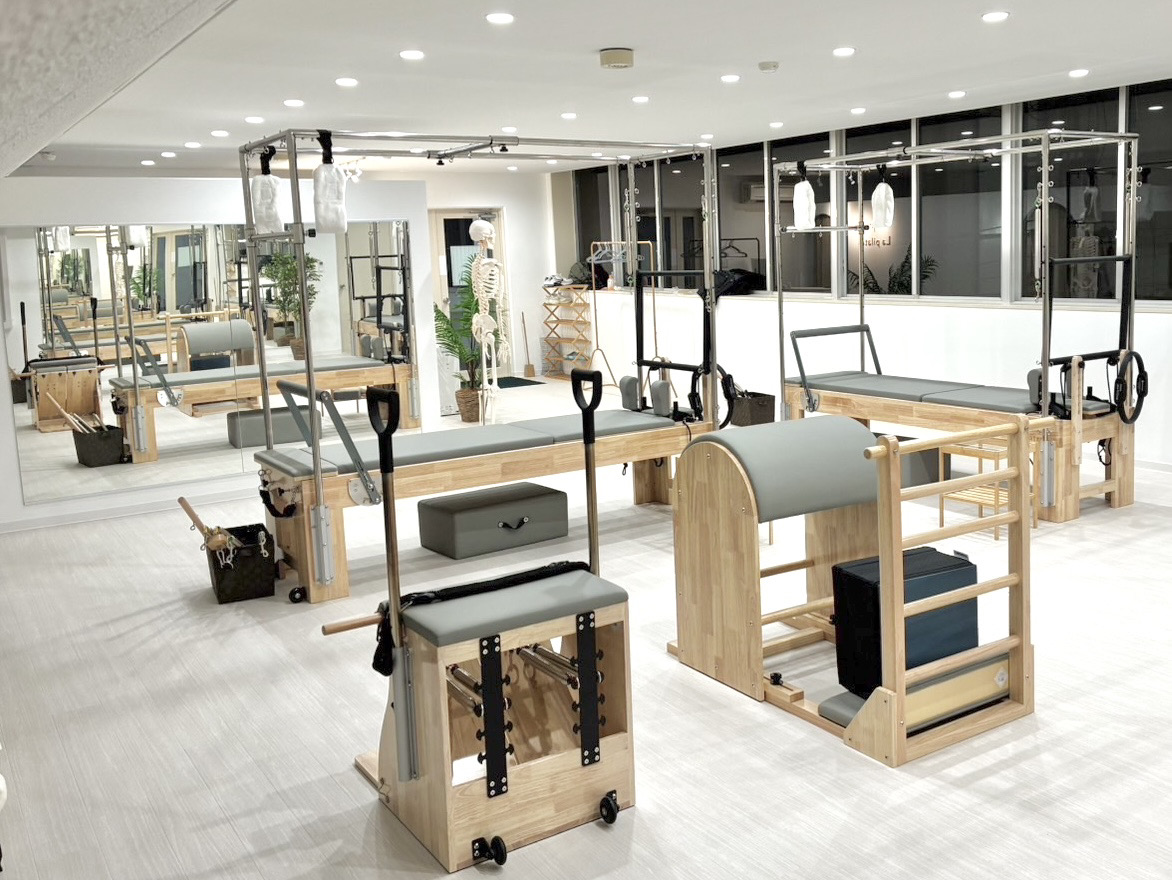 大きな窓と専用マシンが揃う清潔な仙台店スタジオ