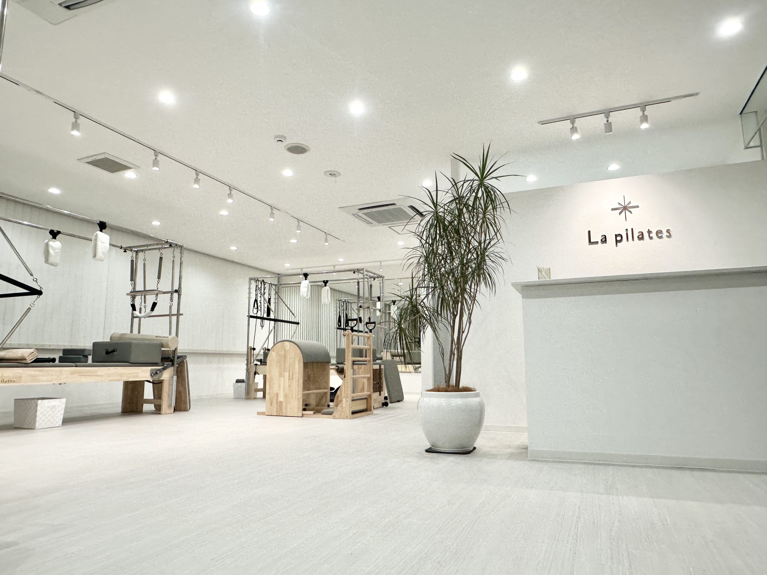大きな窓と専用マシンが揃う清潔な本厚木店スタジオ