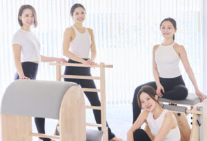 La pilatesで働くインストラクターの写真